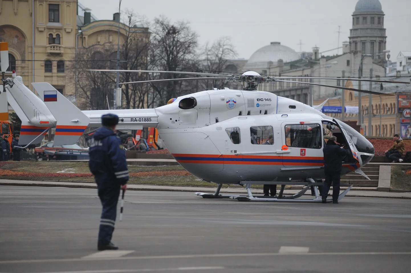 Eriolukordade ministeeriumi kopter Moskvas Lubjanka väljakul FSB peahoone lähistel.