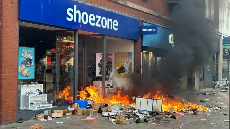 Подожженный магазин.