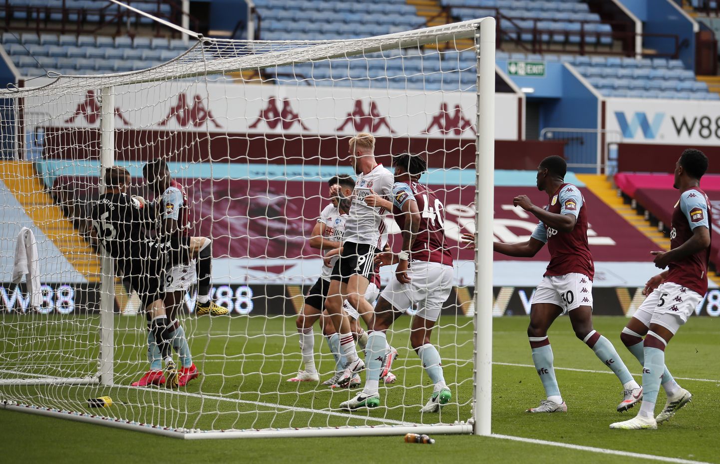 Aston Villa väravavaht Orjan Nyland maandus palliga väravas, ent tabamust ära ei loetud.