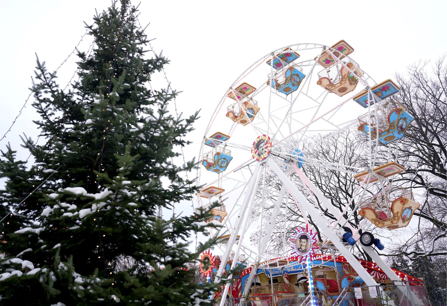 Рождественская елка и колесо обозрения на Эспланаде.