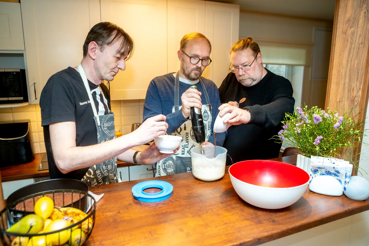 KÄED TÖÖD TÄIS: (Vasakult) Madis Ligi, Ahto Nellis ja Mehis Tulk on koogiteoga jõudnud otsustavasse faasi ehk kokkusegamiseni.
