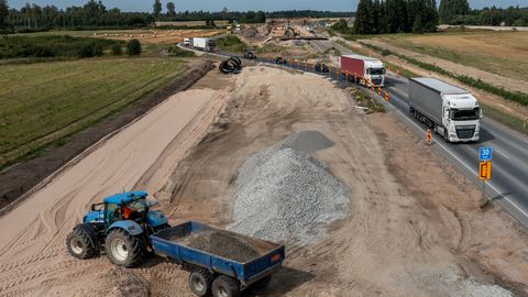 PILDID ⟩ Neljarealise Tallinna–Pärnu maantee ehitus püsib graafikus