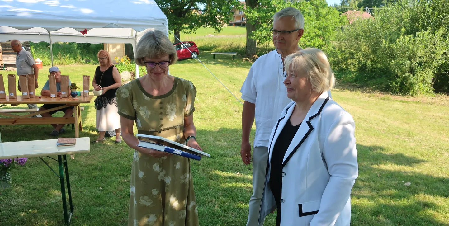 Viimati pälvis Jakob Hurda  rahvuskultuuri auhinna rahvaluuleuurija ja pärimusmuusika õppejõud Janika Oras (vasakul, fotol koos Hurda-seltsi esimehe Sirje Villa ja Riigikogu liikme Tarmo Tammega).