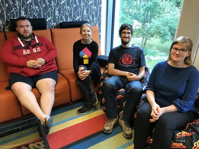 Henry Jakobson, Mari-Liis Männik, Martin Ligi ja Krista Alikas raadio Elmar stuudios