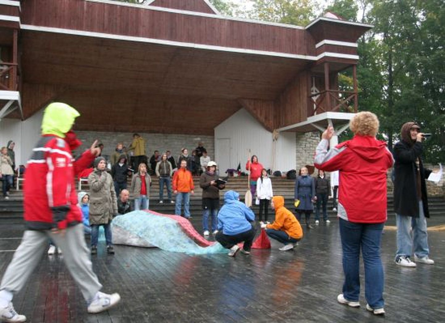 Eilses vihmasaju juhatasid lavajõude lavastaja Reeda Toots (seljaga) ning koreograaf Märt Agu (vasakul).