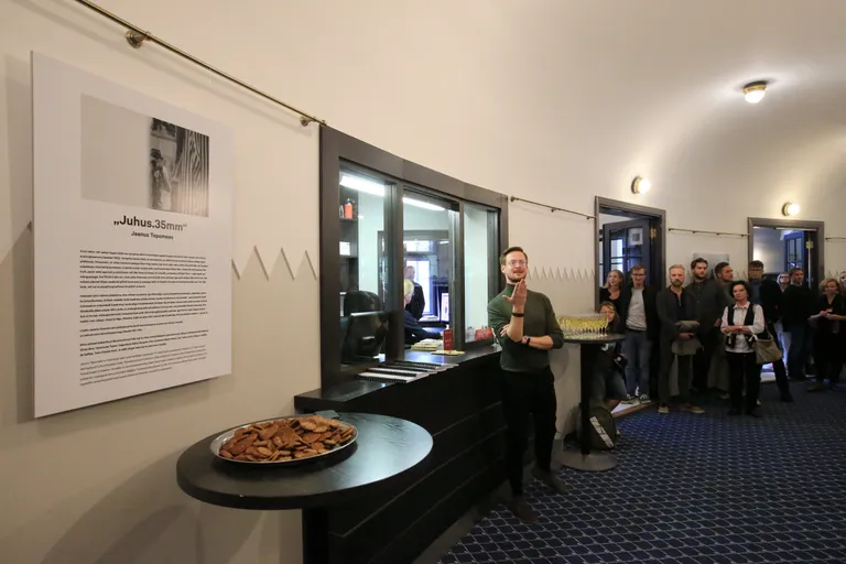 Jaanus Tepomees oma fotoväljapaneku avamisel Vanemuise väikses majas.