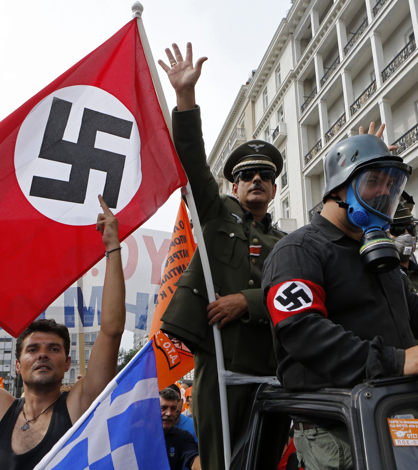 Eilsed natsideks riietunud kreeka protestijad Ateenas.