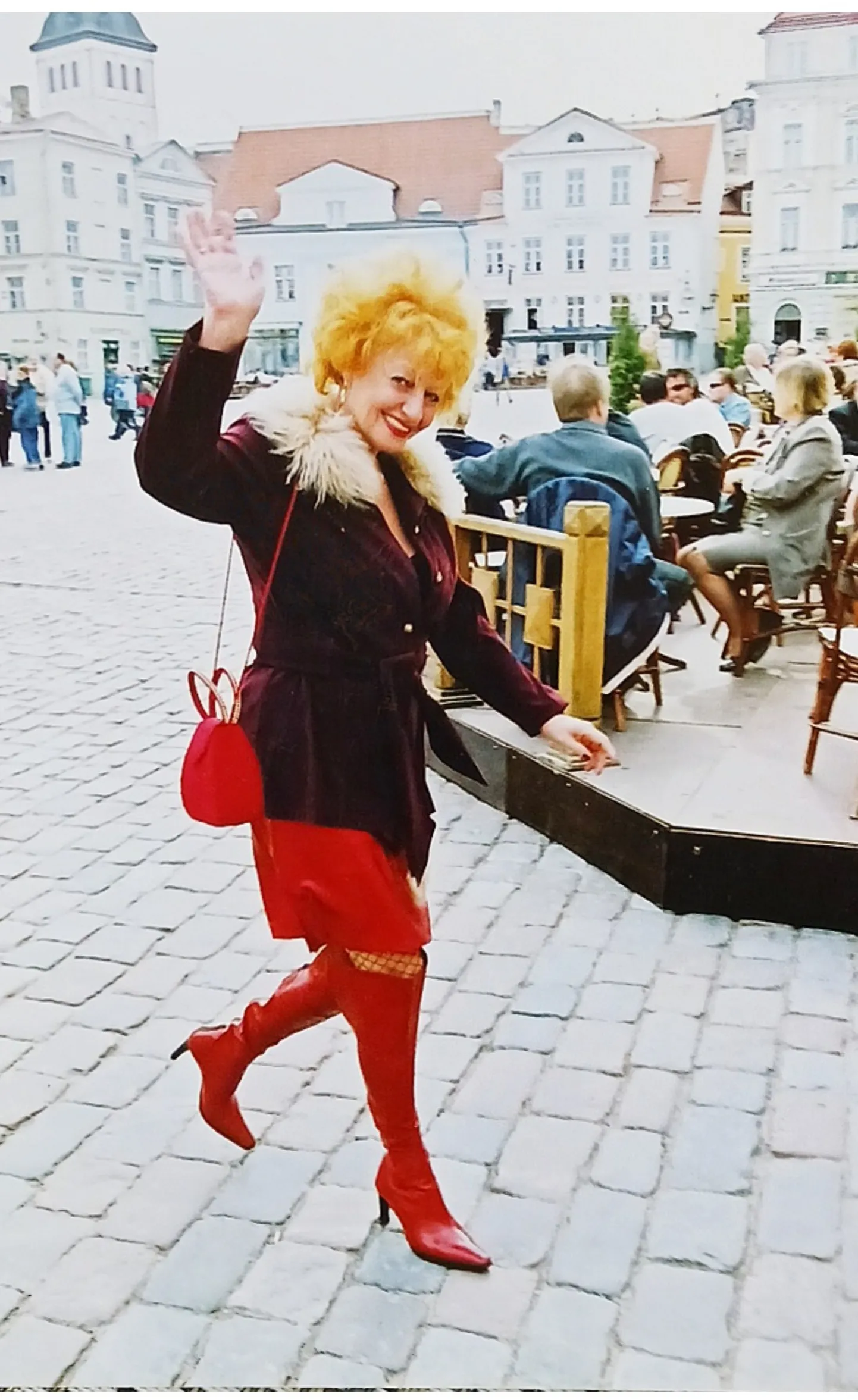 Елена Скульская спешит на 80-летие Союза писателей.
