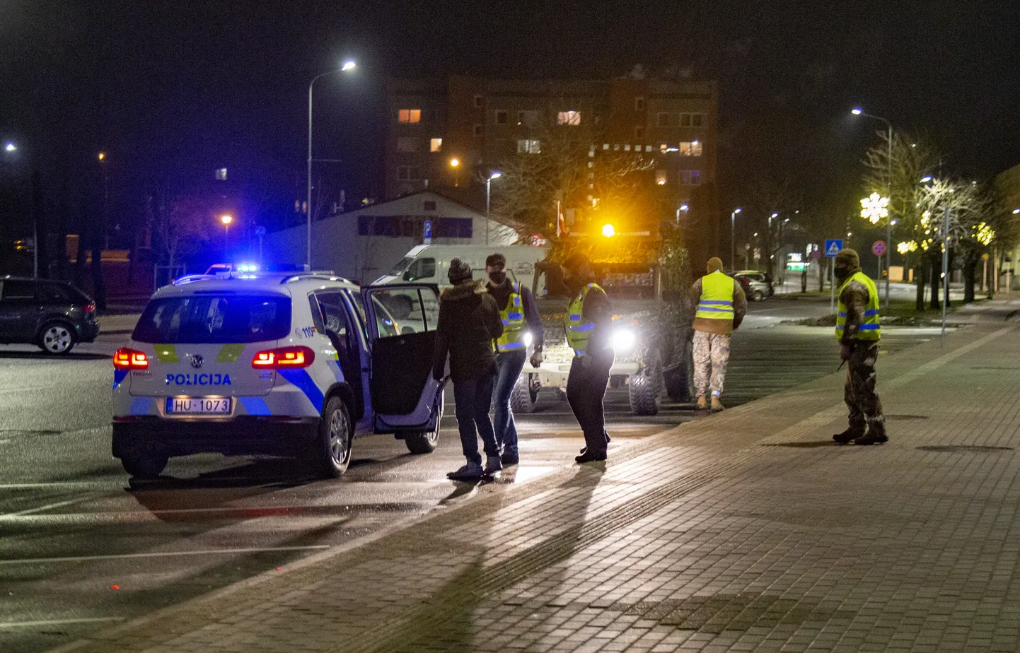 Policija un zemessardze rīko komandantstundas reidus