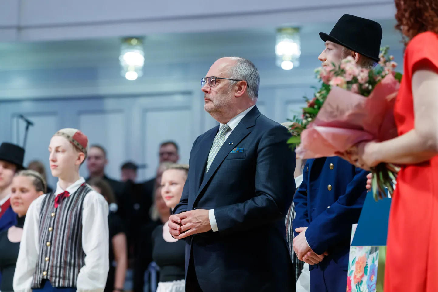 Eesti Naisliit valis 2022. aasta emaks Eesti Lasterikaste Perede Liidu presidendi, nelja lapse ema Aage Õunapi. President Alar Karis mullu Estonia kontserdisaalis tiitlit üle andmas.