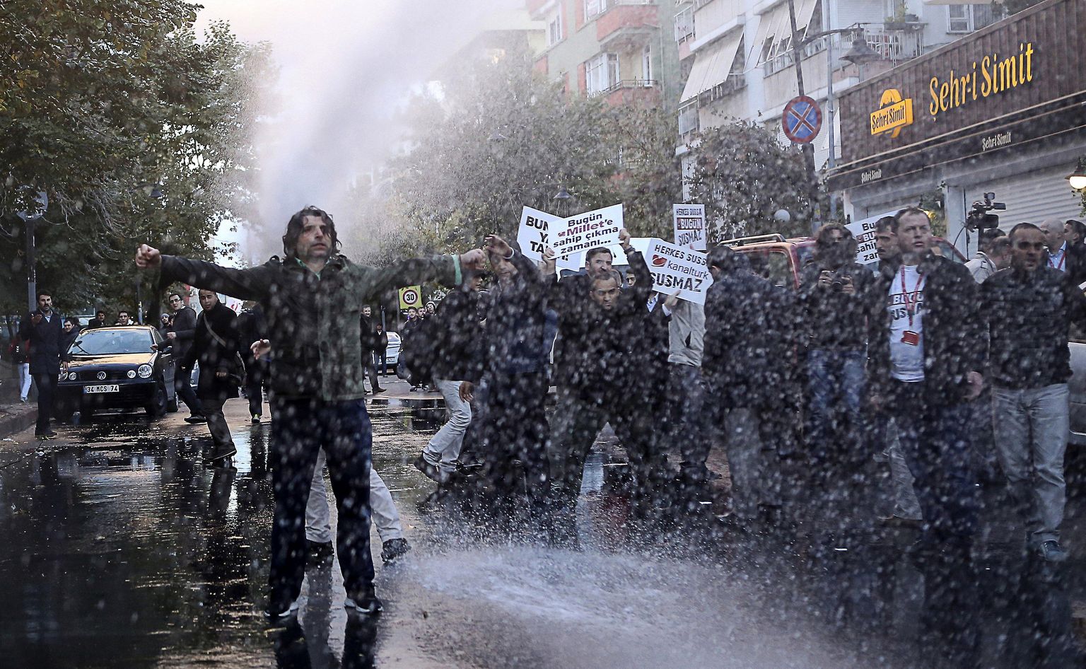 Türgi politsei lasu eile Koza-İpek Groupi põhistuudiot kaitsma tulnud inimste vastu käiku veekahuri.