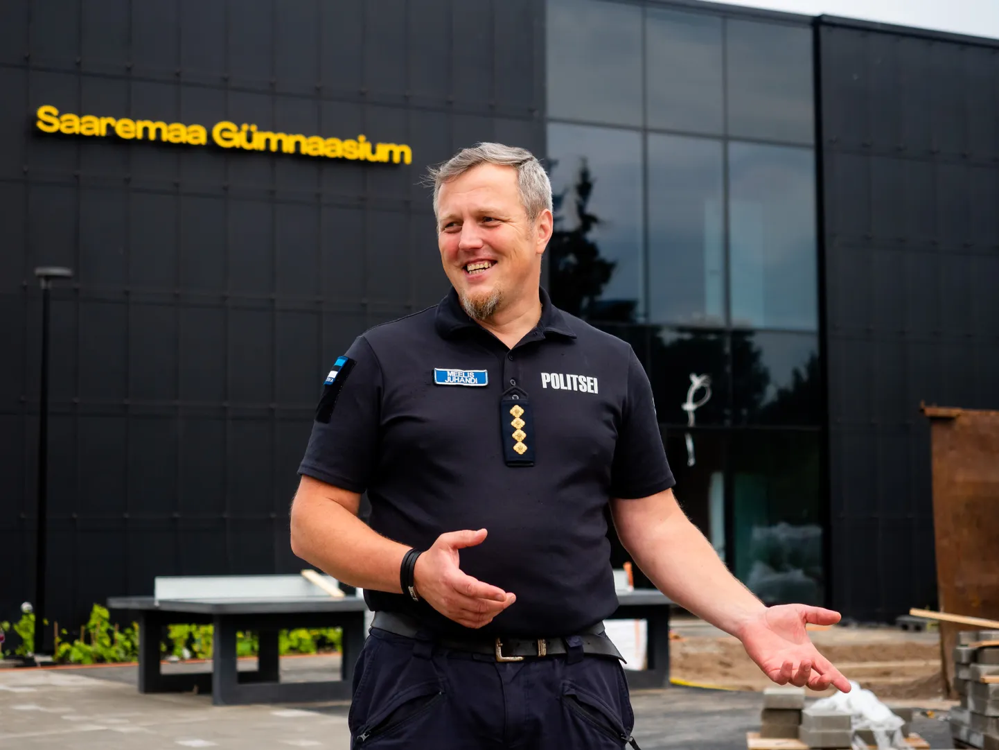 MEELIS JUHANDI: “Tahan, et õpilased näeksid mind siiski kui inimest, mitte politseionu.”
