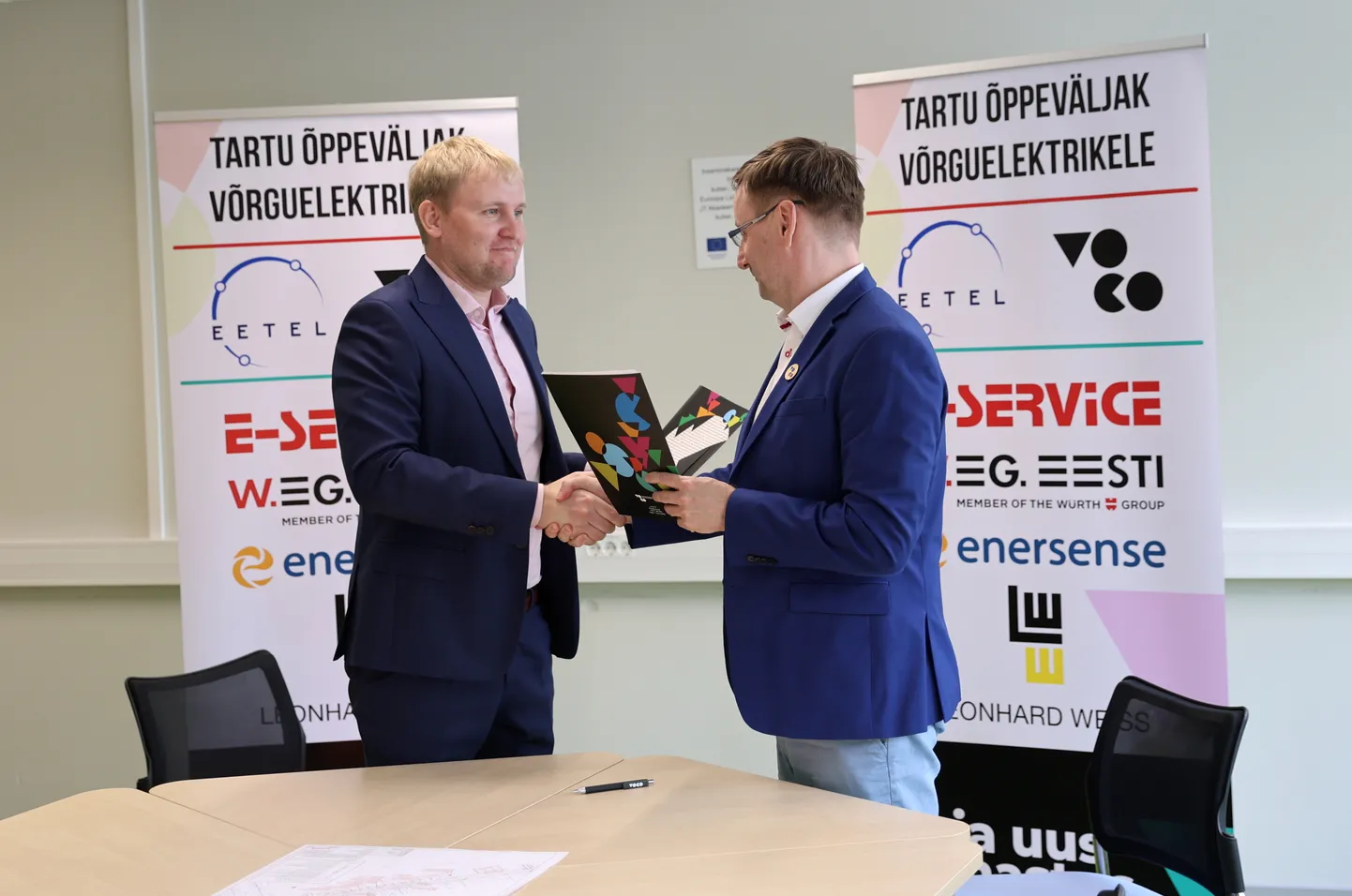 Neljapäeval leppisid EETELi tegevjuht Kaarel Jänes (vasakul) ja Tartu rakendusliku kolledži direktor Raini Jõks kokku, et sügiseks ehitatakse kutsekoolile võrguelektrikute õppeväljak.