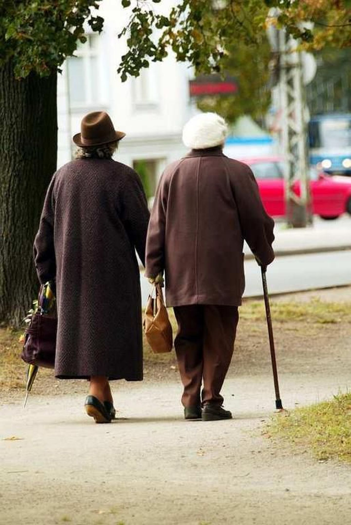 Kadriorus jalutavad pensionärid..