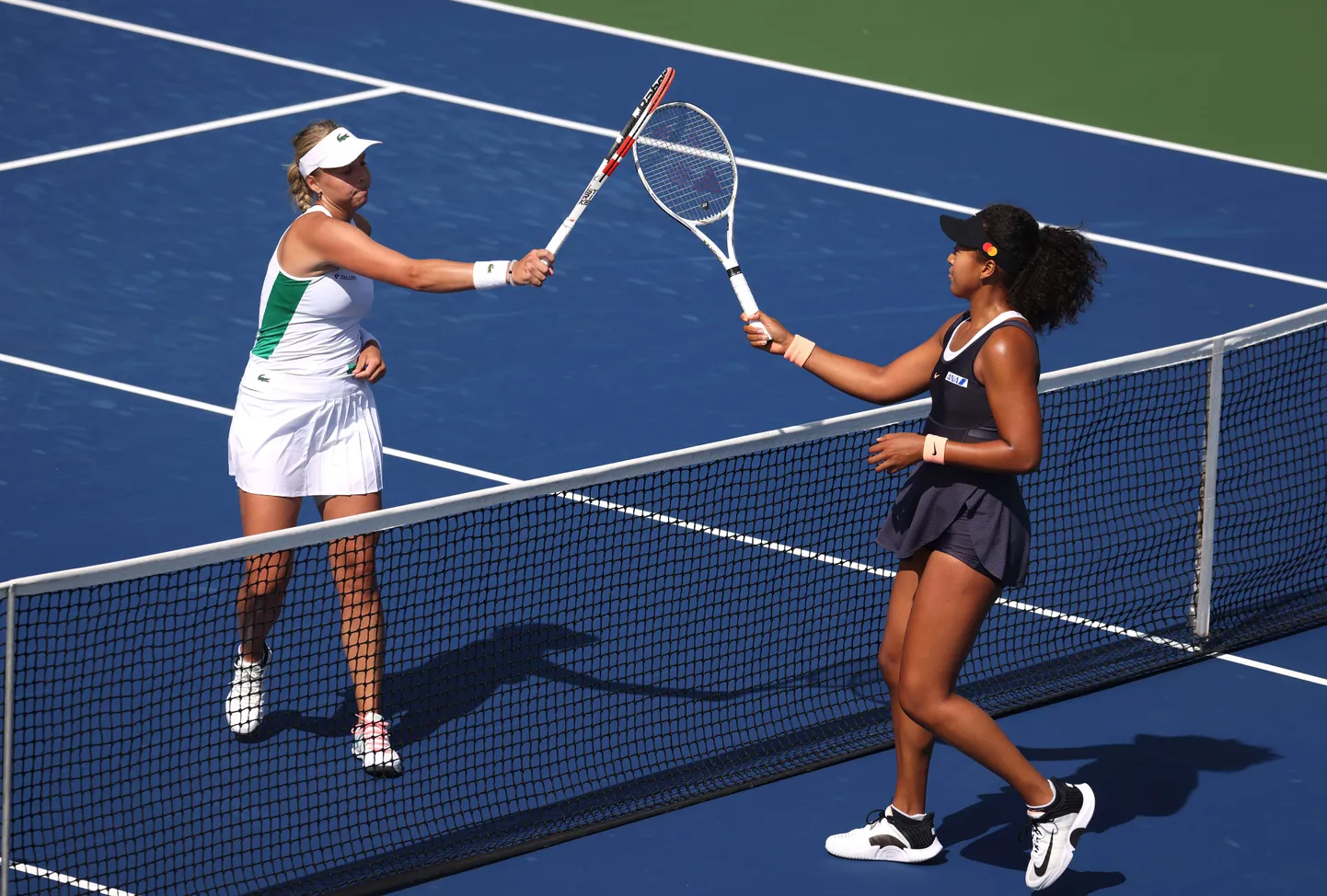 Jaapani tennisist Naomi Osaka (paremal) alistas kolmapäeval New Yorgis küll Anett Kontaveidi, kuid loobus turniiril edasi mängimast.