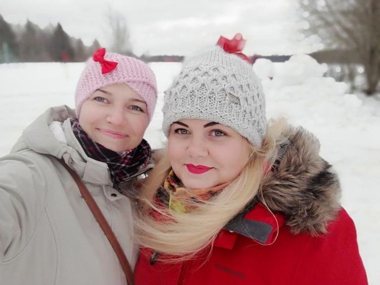 Selfil on MTÜ Tihemetsa Kogukonna liikmed Dea Jürimäe ja muffinite küpsetaja Janika Maljukov sõbrapäeva stiilsetes värvides.