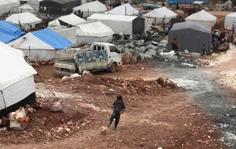 Poiss mängimas jalgpalliga Süüria Idlibi ja Aleppo põgenike elukohaks olevas laagris Türgi piiri lähedal