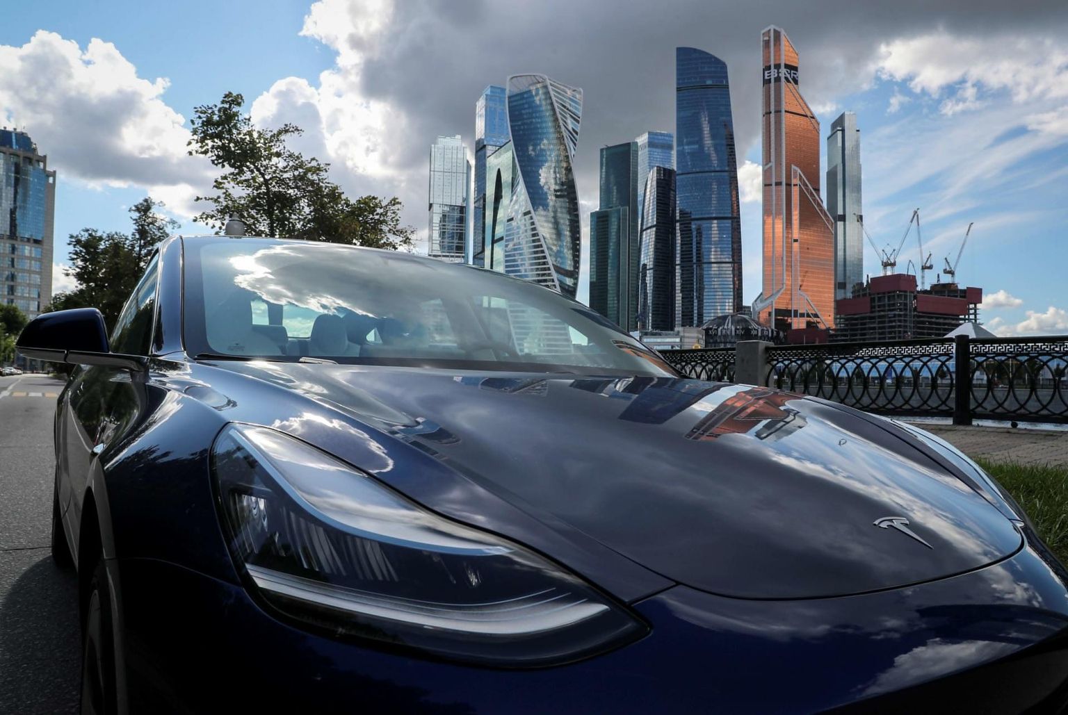 Tesla autopiloot on vaid juhiabi - see autot isesõitvaks ei muuda.