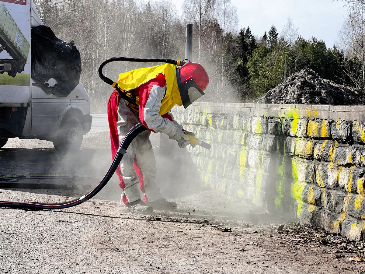 Removal of a pro-Putin war blogger's quote at the former location of a Soviet monument near Narva, Estonia.