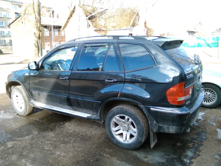 Tagant näeb CEO välja nagu BMW maastur X5.