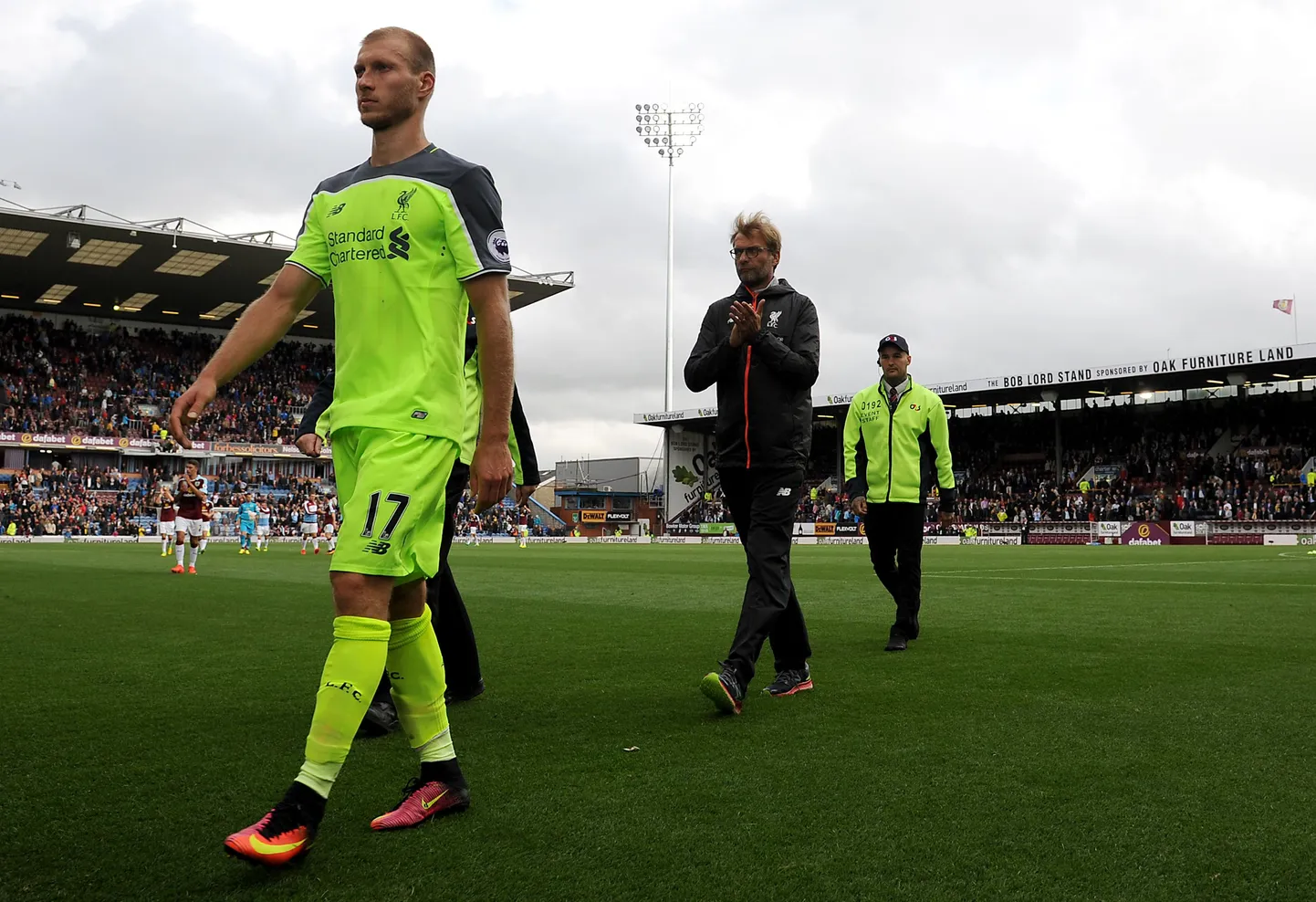 Ragnar Klavan (nr 17) ja Jürgen Klopp (mustas) lahkumas väljakult pärast kaotusmängu Burnley vastu.