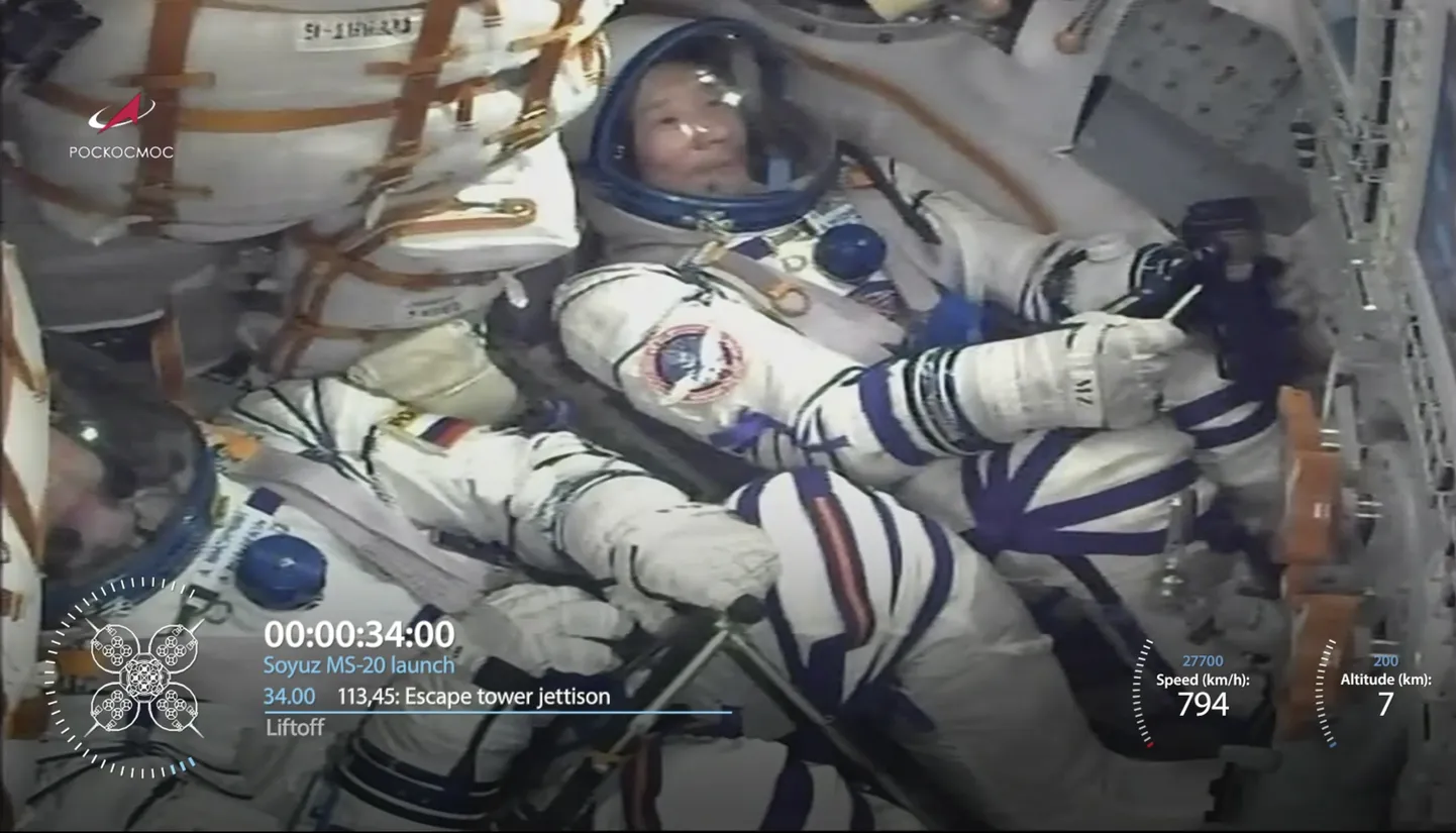 Videokaader Sojuz MS-20 kosmoselaeva õhkutõusmisest. ISS-ile lendasid Venemaa kosmosnaut Alexander Misurkin ning jaapanlased Yusaku Maezawa ja Yozo Hirano. Pildil on näha Maezawat