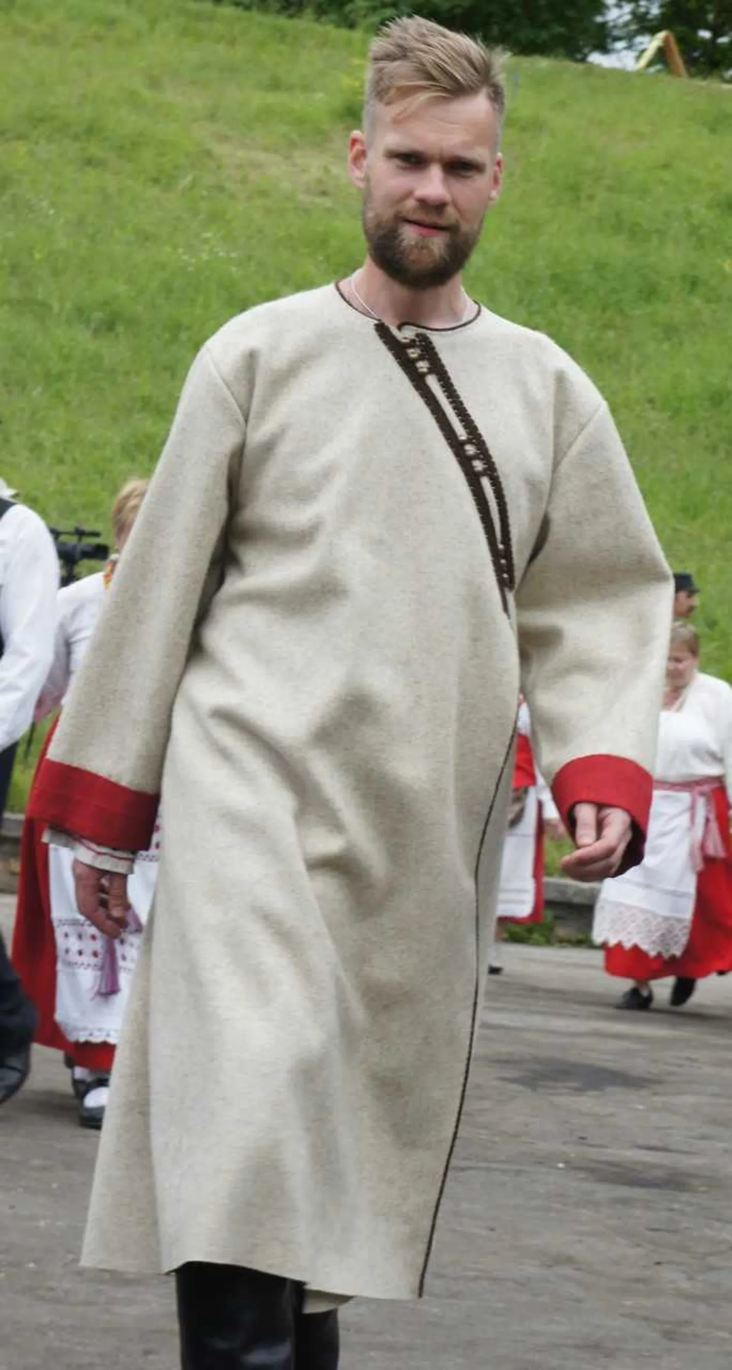 Seltsi «Šoikula» aktivist Dmitri Harakka-Zaitsev isuri rahvarõivastes.