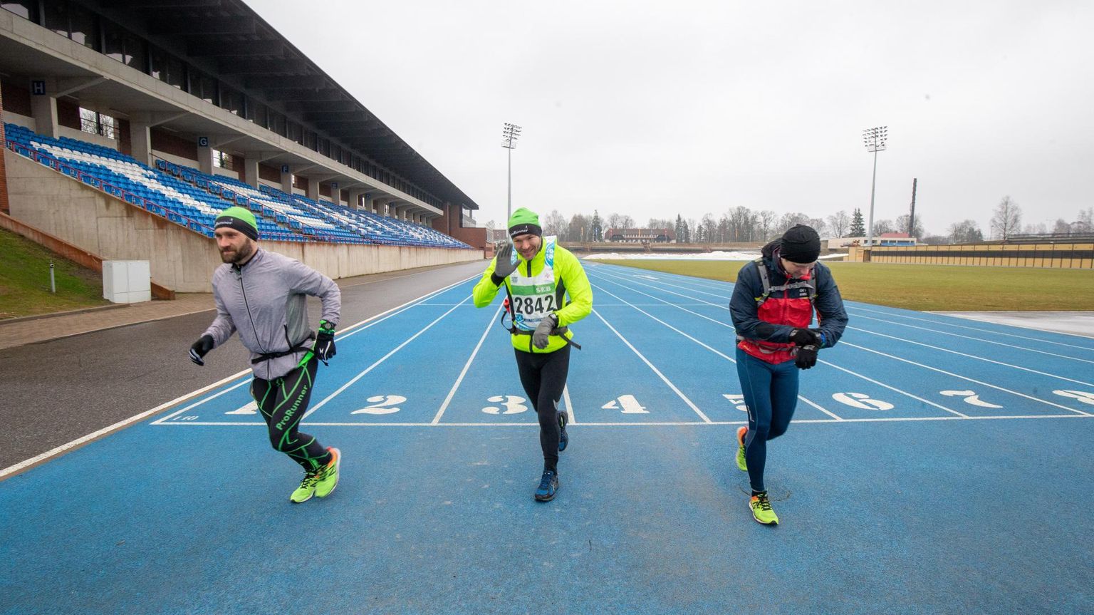 Prorunneri jooksjad Björn Puna (vasakult), Kristjan Sahtel ja Enar Nõmmiste kartsid eile Tehvandilt startides, et külm ilm võib neist võitu saada, kuid jooksuretk osutus üsna kevadiseks.
