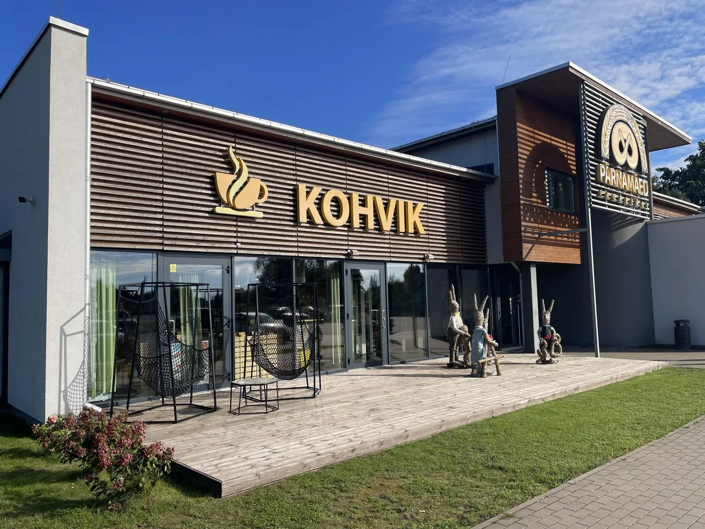 Kohvikuesist ehivad jäneseskulptuurid, arvatavasti õlest. Hoovi, vaatega Reiu jõe poole jääb suveterrass. FOTOD: Britt Rosen