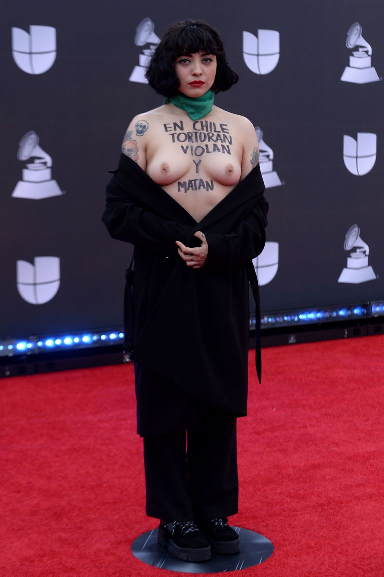 Tšiili laulja Mon Laferte võttis Ladina Grammydel protesti märgiks rinnad paljaks.