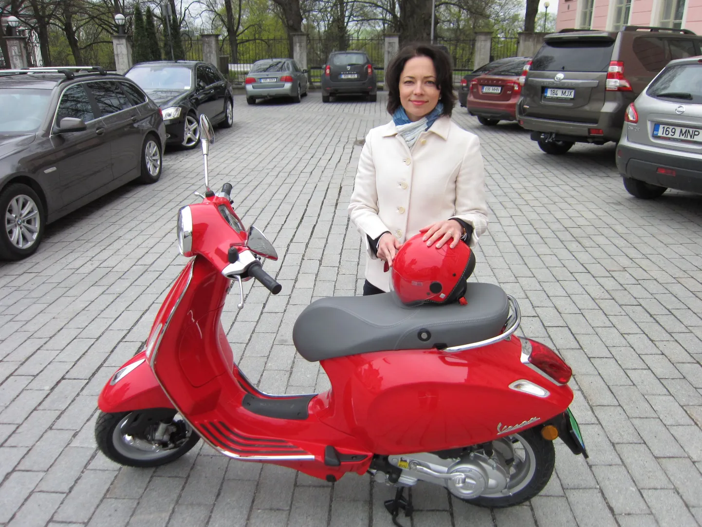 Rahvasaadik Liina Kersna punane Vespa Primavera