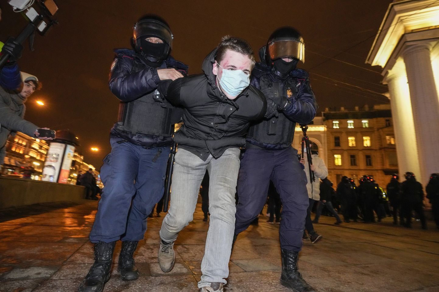 Maskavā un Sanktpēterburgā notiek protesti pret karu.