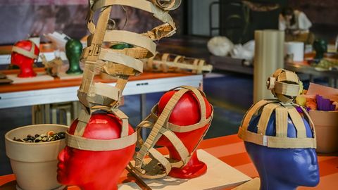 GALERII ⟩ ERMis avati Monster Chetwyndi mänguline osalusnäitus «Saba ja sarvedega»