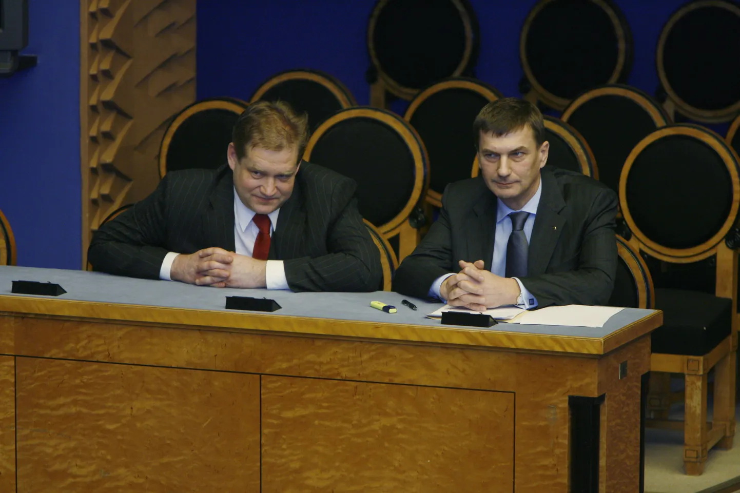 Rahandusminister Ivari Padar ja peaminister Andrus Ansip riigikogus aru andmas.