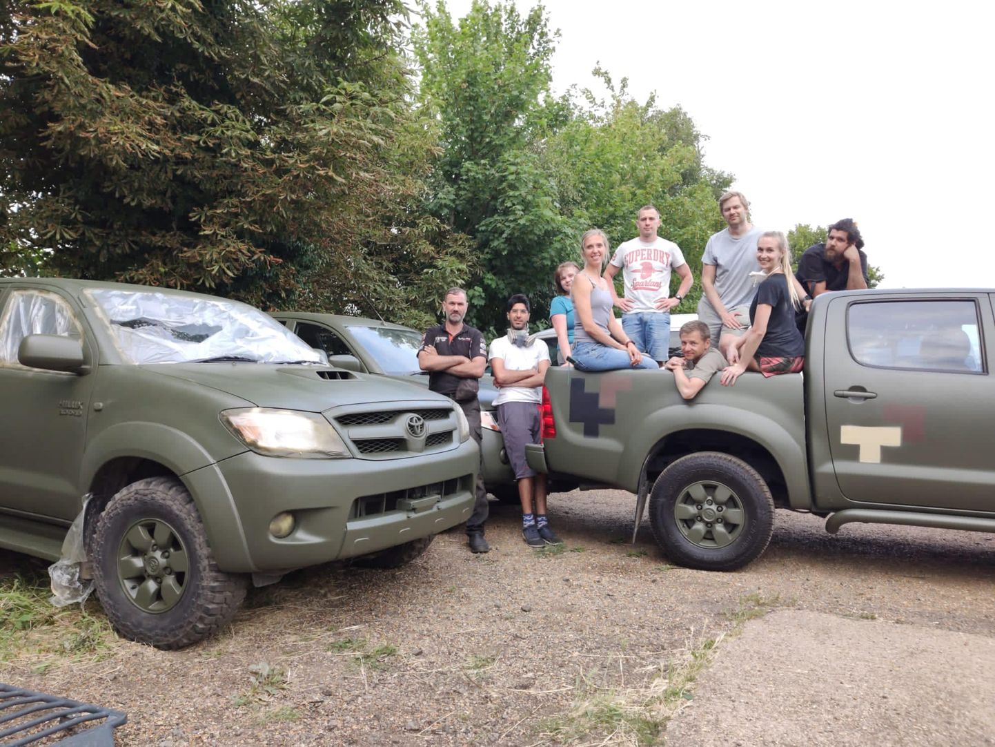 Eesti vabatahtlikud, kes aitasid värvida Ukrainasse saadetavaid autosid.