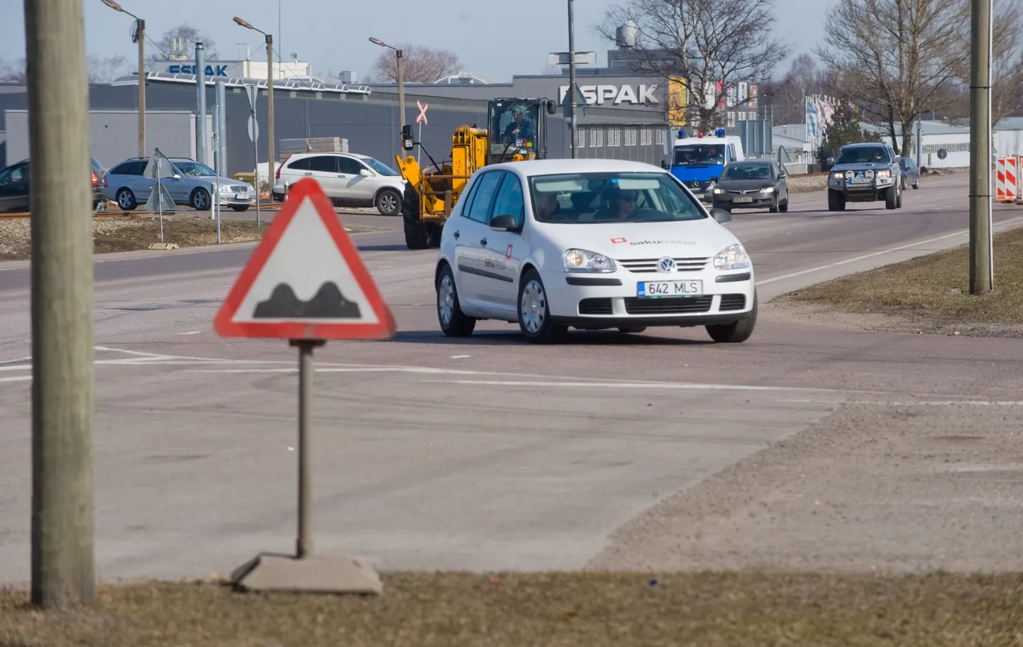 Homsest Veerenni tänavalt tulles enam vasakule lennujaama poole pöörata ei saa.