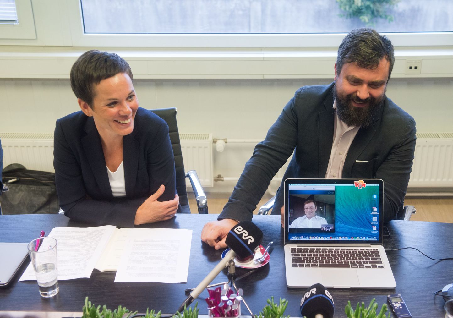 Premia Foodsi juhatuse esimees katre Kõvask, nõukogu esimees Indrek Kasela pressikonverentsil kus Skype'i teel vastab küsimustele ettevõtte jäätiseäri uus omanik Andrei Beshmelnitski.