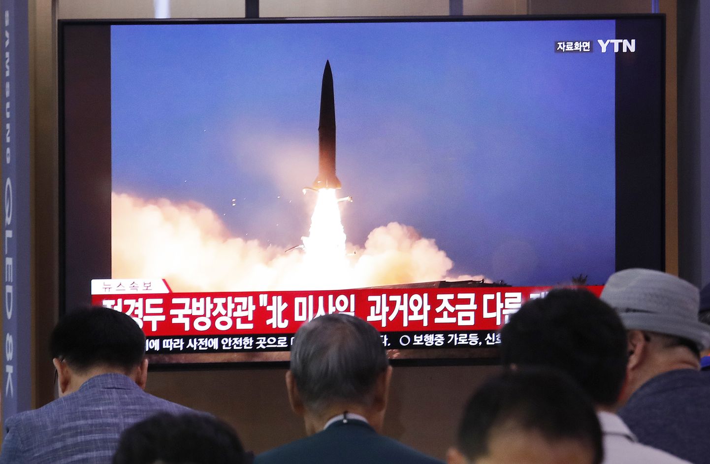 Lõunakorealased vaatavad 31. juulil teleuudist Põhja-Korea rakettide väljatulistamisest.