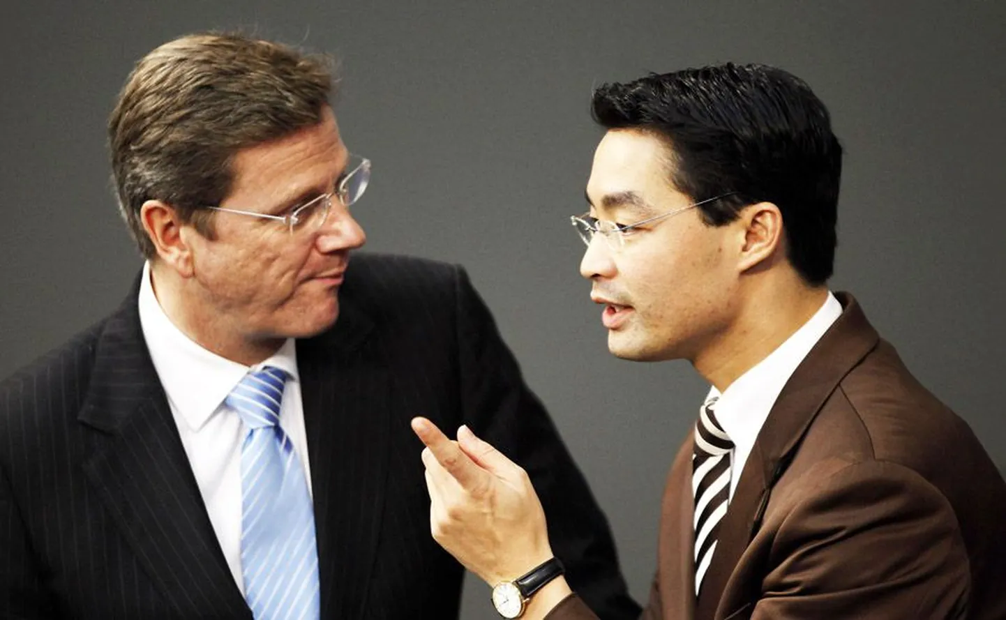 Saksa välisminister Guido Westerwelle (vasakul) kuulamas parteikaaslasest tervishoiuministrit Philipp Röslerit.