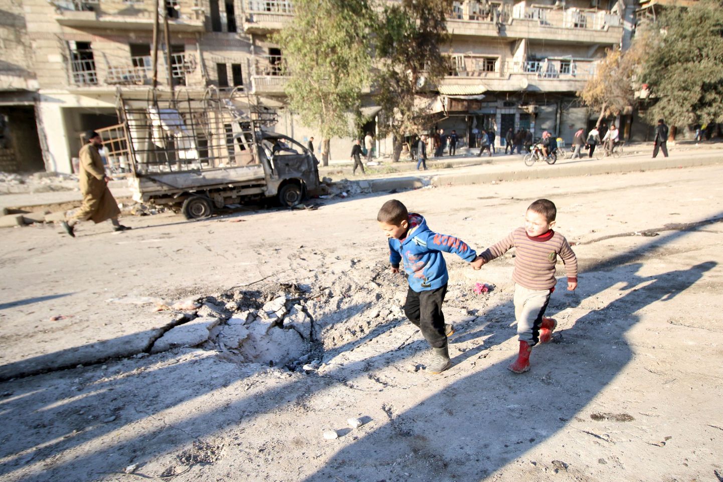 Valitsusmeelsete vägede rünnaku järel kahjustusi saanud tänav Süürias Aleppos.