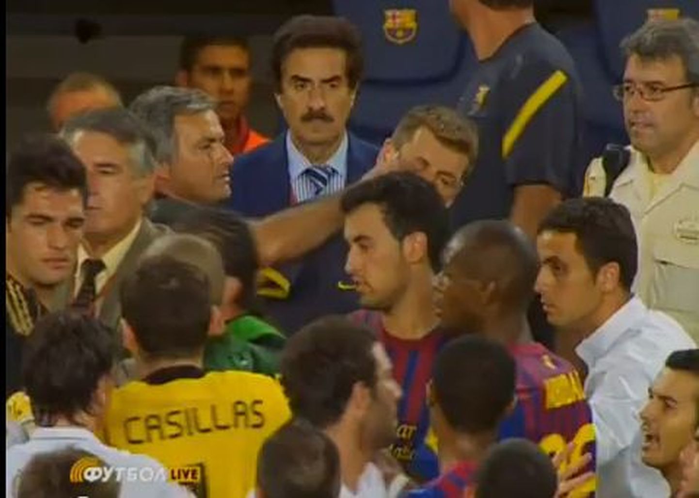 Jose Mourinho torkab näpu Tito Vilanovale silma.