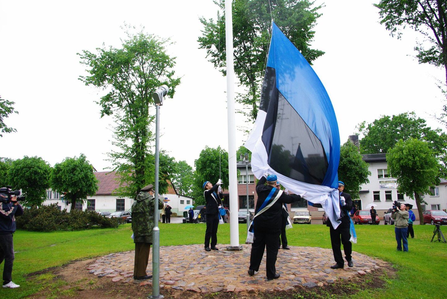 Otepää lipumasti lipuheiskamine Eesti lipu 125.aastapäeval.