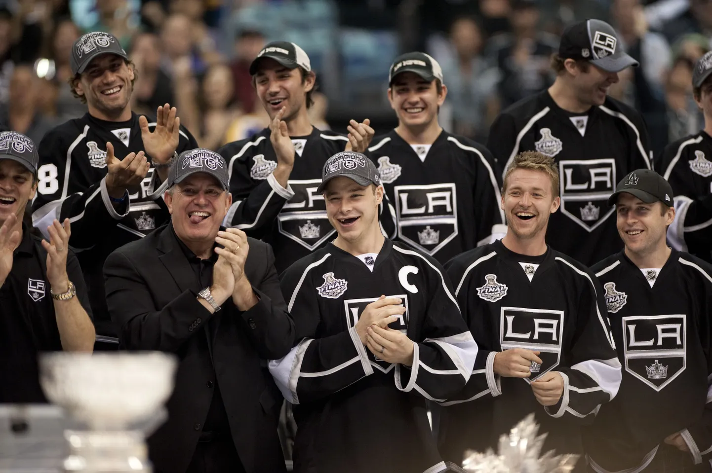 Los Angeles Kings tähistamas eelmise hooaja NHLi võitu.