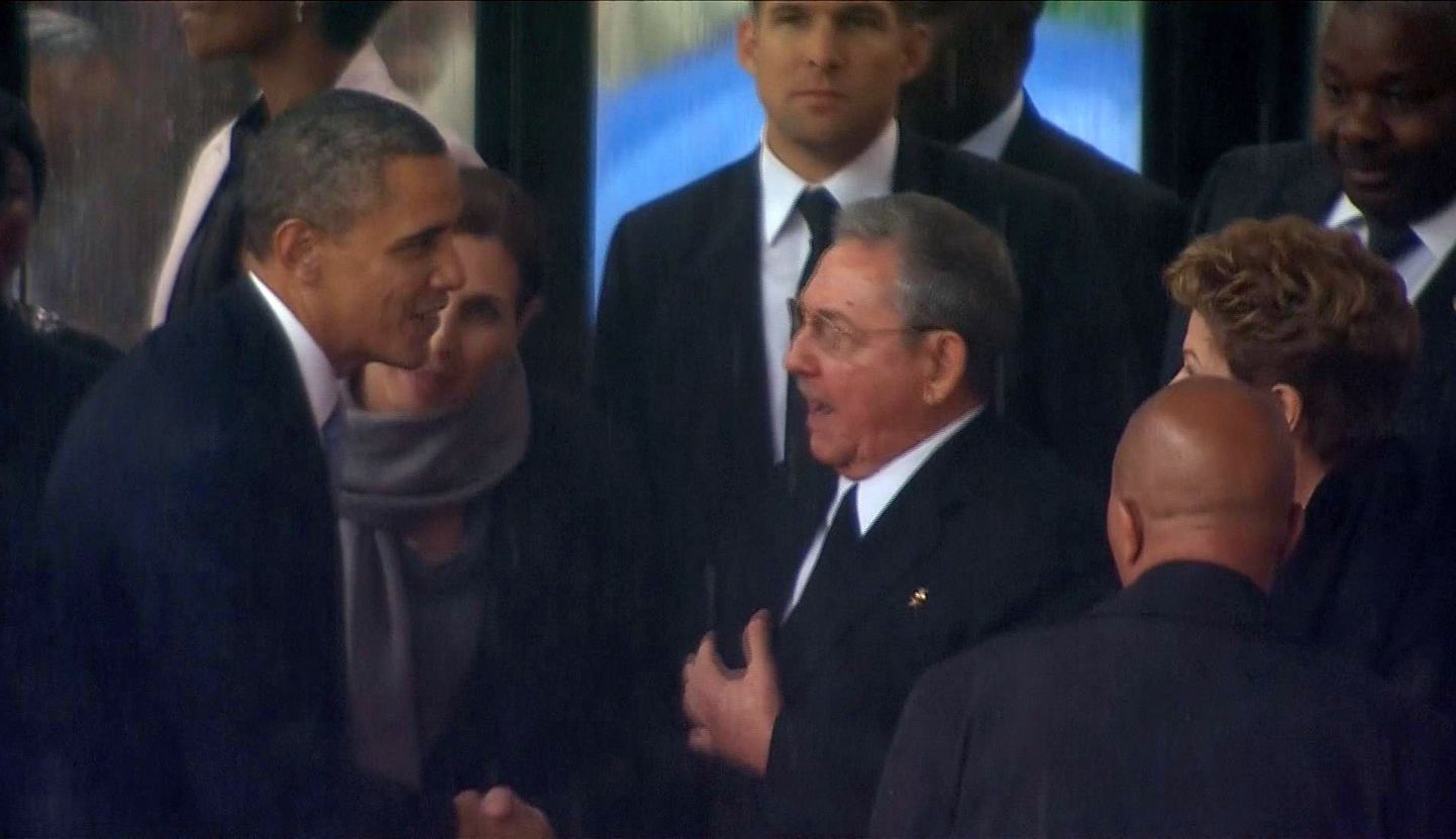 Барак Обама пожимает руку Раулю Кастро.