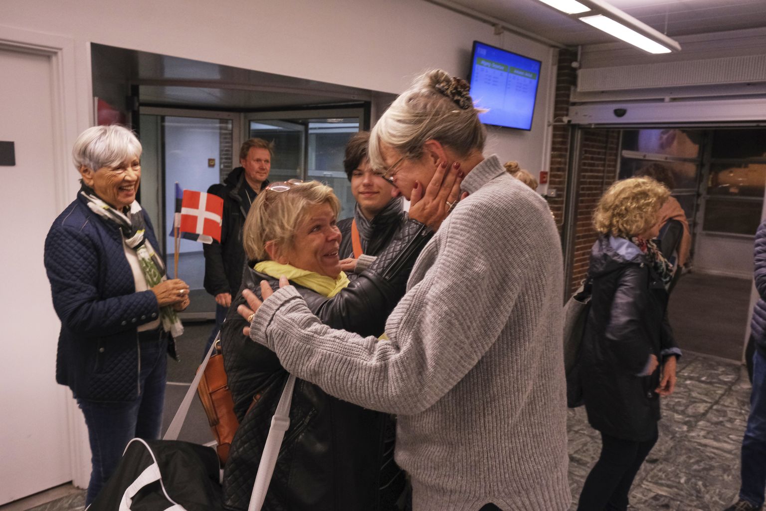 TERE JÄLLE: Aastatel 1991–1993 Bornholmil õppinud Inga Kupp-Silbergile (vasakul) oli lennujaama vastu tulnud tema toonane pereema Susanne Månsson.
