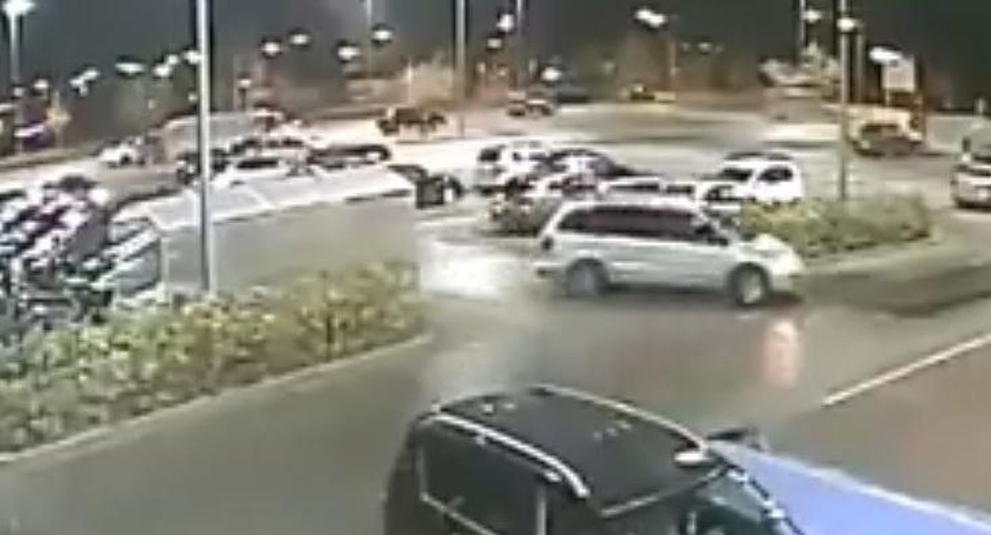 Politsei palub abi poe parklas teisele autole otsa sõitnud Chrysleri juhi tuvastamisel.