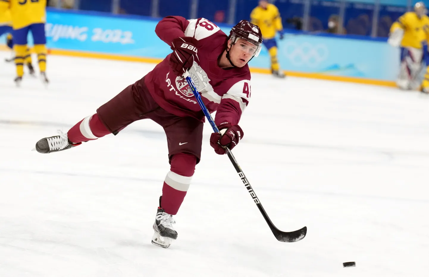 Latvijas hokeja izlases spēlētājs Nauris Sējējs pirms Latvijas un Zviedrijas valstsvienību 2022.gada Olimpiskā hokeja turnīra spēles.