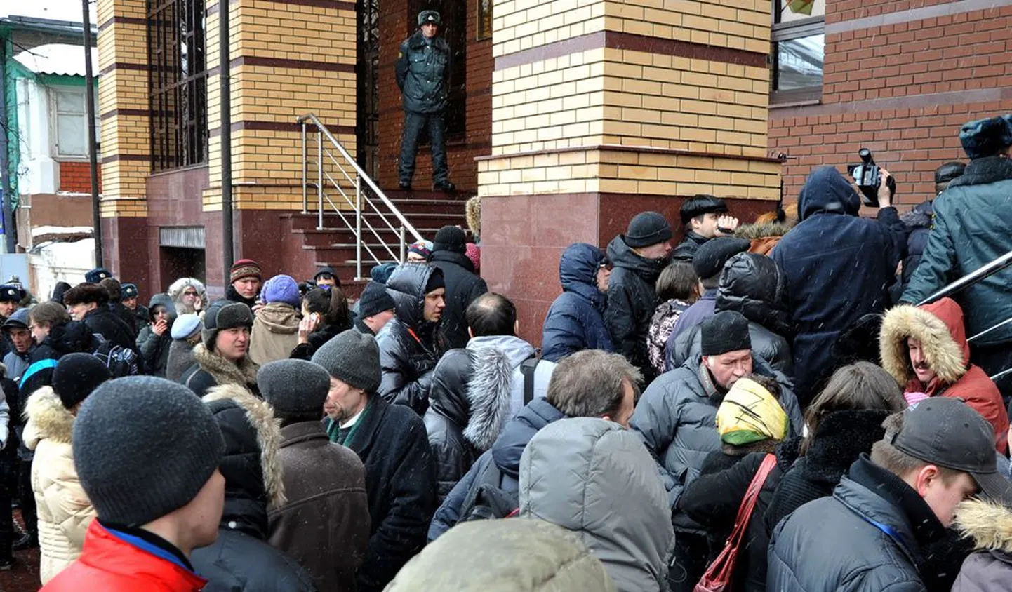 Eelmise nädala kolmapäeval tunglesid Kaasani uurimiskomitee juures politseivägivalla ohvrid või nende sugulased, kes tahtsid Moskvast saabunud uurijatele oma kaebust esitada. Sissepääsu hoidsid kontrolli all kohalikud võimuesindajad.