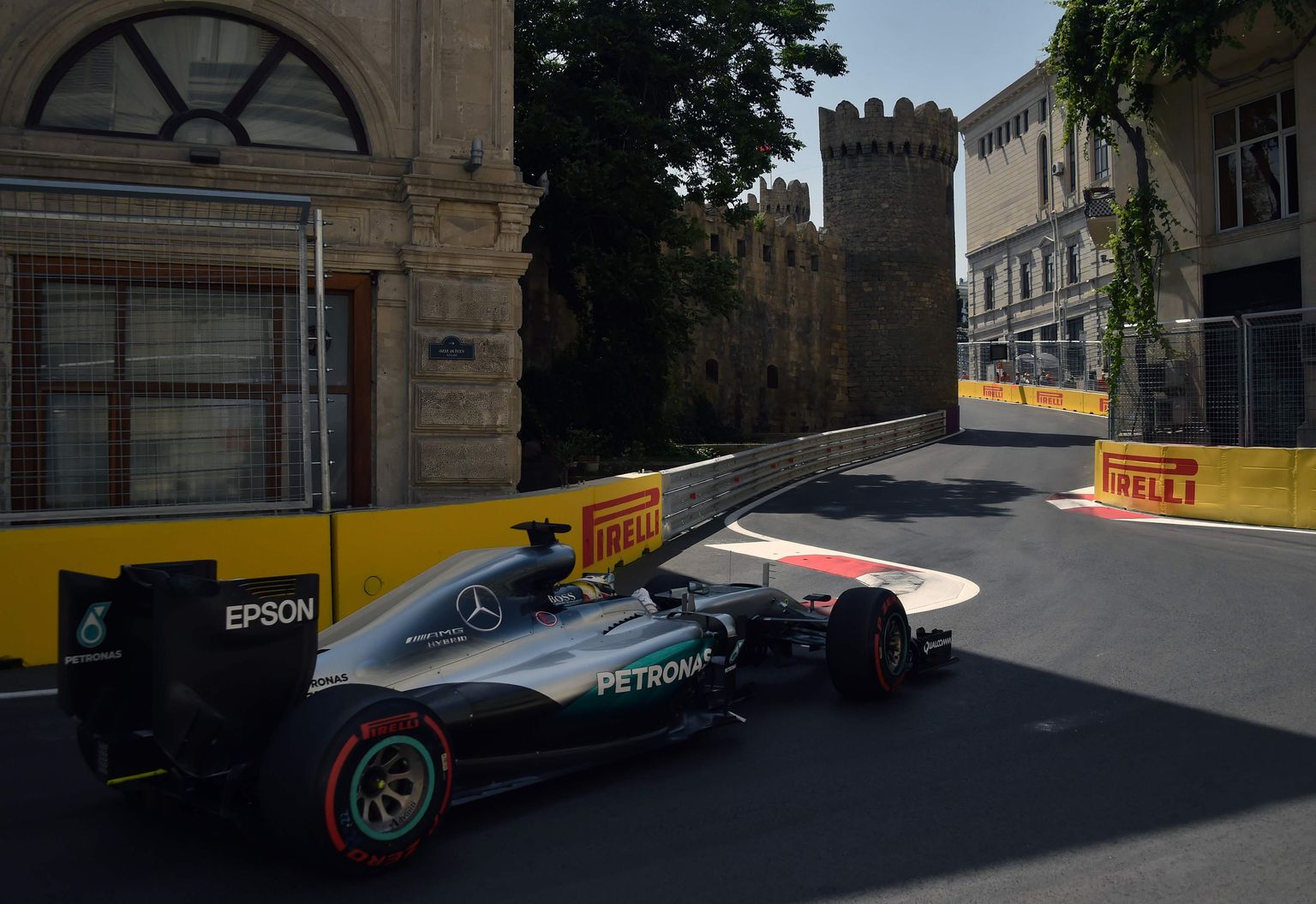 Lewis Hamilton mullu Bakuu tänavaringrajal. F1 sari peaks siia naasma veel kaheksa korda.