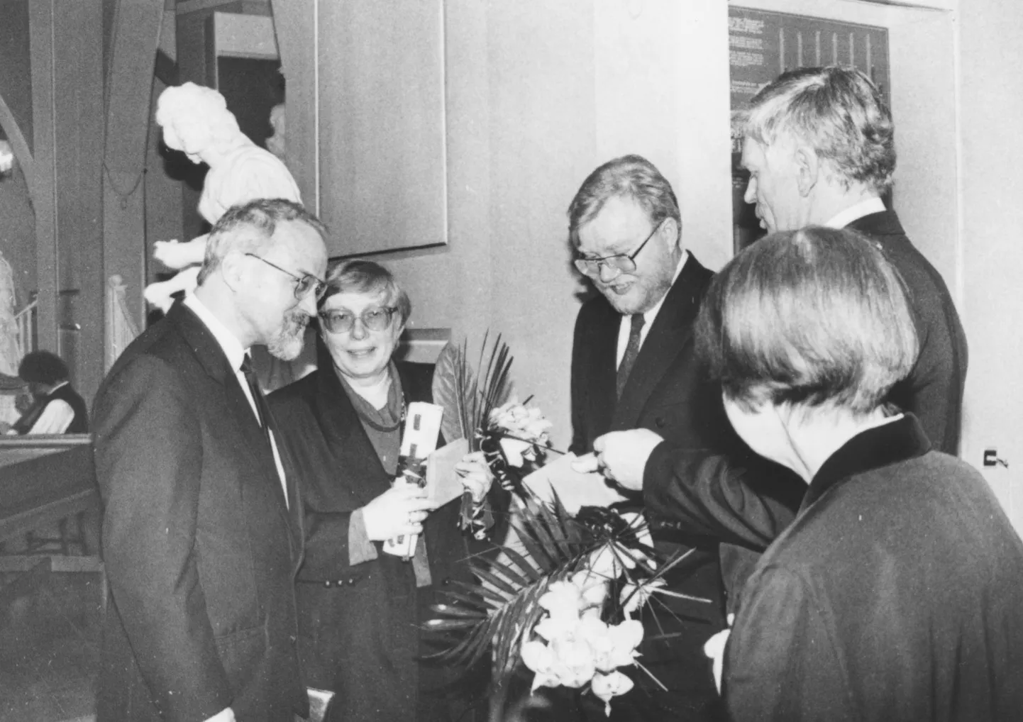 Tartu Ülikooli esimeste Skytte medalite üleandmine Marju Lauristinile ja Mart Laarile 24. märtsil 1995. Pildil vasakult Tartu Ülikooli rektor Peeter Tulviste, Marju Lauristin, Mart Laar, peaminister Andres Tarand ja peaministri abikaasa Mari Tarand.